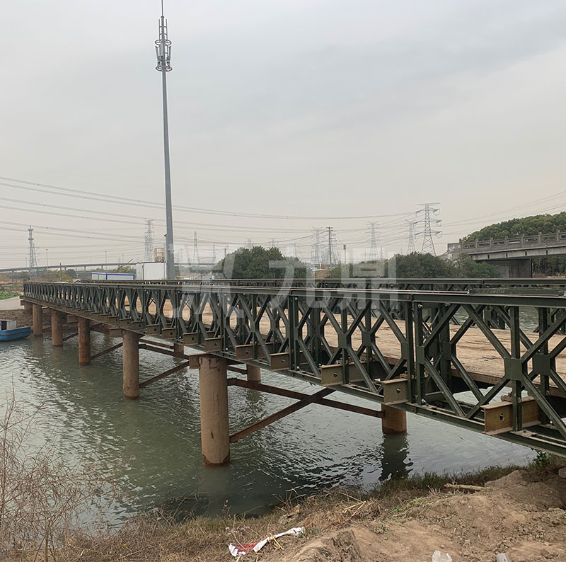 钢栈桥通过连接件拼装成适用的尺寸
